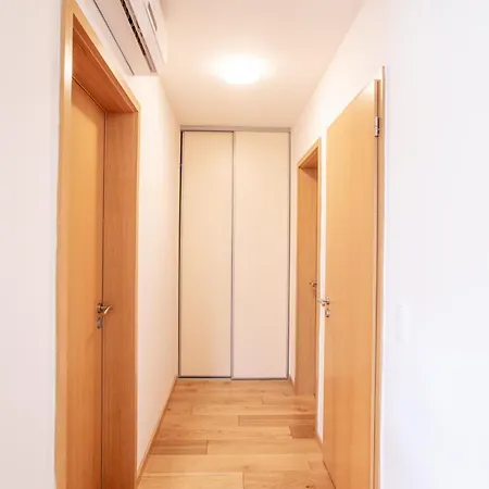 Apartment Modern 2-bedroom - Fully Outfitted - Free Parking