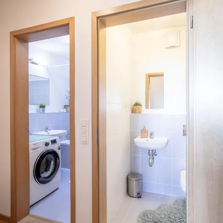 Modern 2-bedroom - Fully Outfitted - Free Parking * Bratysława