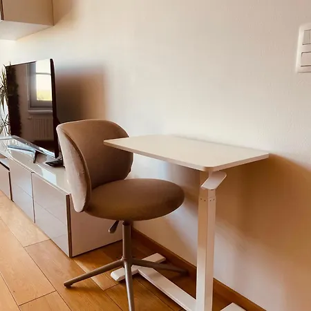 Modern 2-bedroom - Fully Outfitted - Free Parking Apartment *