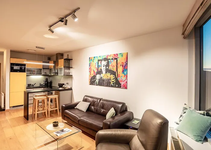 Modern 2-bedroom - Fully Outfitted - Free Parking