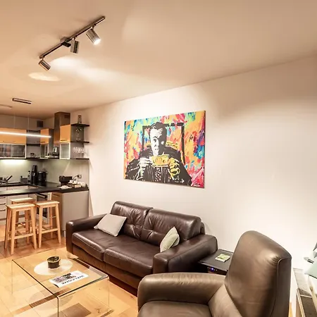 Modern 2-bedroom - Fully Outfitted - Free Parking