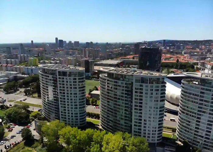 Modern 2-bedroom - Fully Outfitted - Free Parking Bratislava