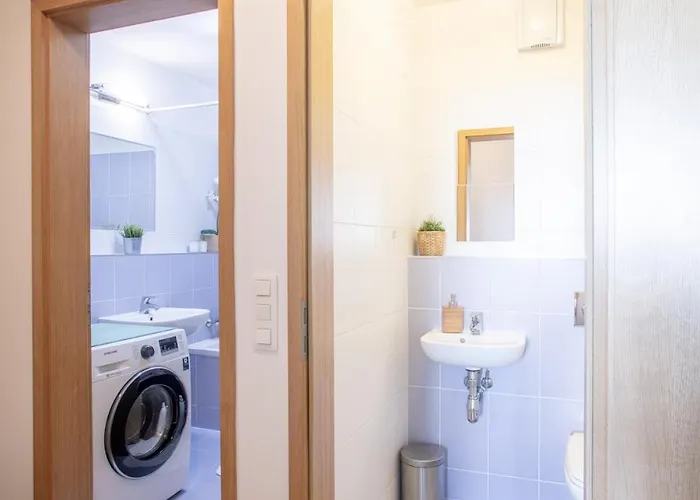 Modern 2-bedroom - Fully Outfitted - Free Parking * Bratislava